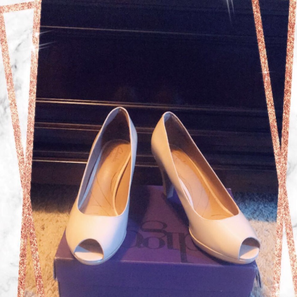 Nude leather pumps